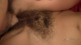 Русская молодушка принимает писюн волосатой пизденкой