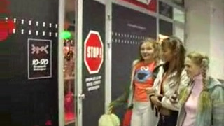 Три молодых подруги удовлетворяют один большой хуец