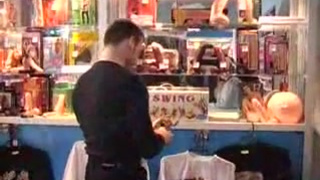 Три молодых подруги удовлетворяют один большой хуец