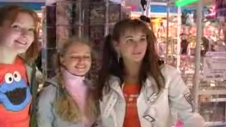 Три молодых подруги удовлетворяют один большой хуец