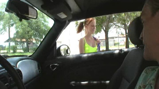 Студентка теребонькает очень большой стояк мужику