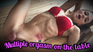 Раз за разом кончает юная девчонка во время горячей ебли на столе