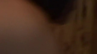 Взрослая прошмандовка долбится у себя дома с двумя парнями