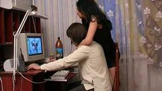 Брат трахнул свою сеструху на полу пока они были сами дома