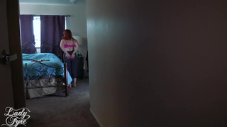 Сынишка присунул мамочке пока та занималась фитнесом