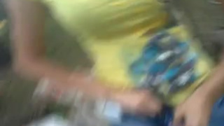 Извращенка показывает пещерку на улице