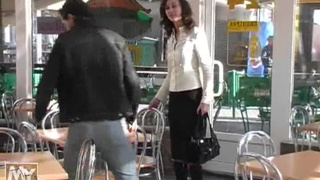 Бойфренд жарит девку на капоте своей машины и кончает на ротик