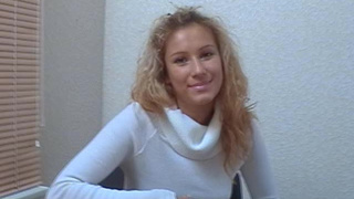 Мужчина в презервативе дрючит девушку в задний проход