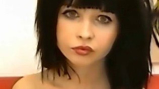 Русская барышня долбит себя страпоном в тугой анал