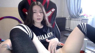 Неумелая телка на вебку сношает свое очко большим резиновый член и реально кончает