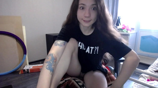 Неумелая телка на вебку сношает свое очко большим резиновый член и реально кончает