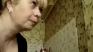Русская дама в возрасте посасывает пенис на кухне