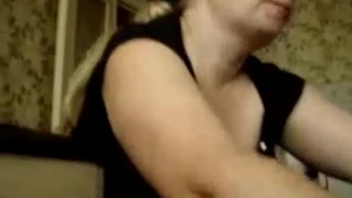 Русская дама в возрасте посасывает пенис на кухне