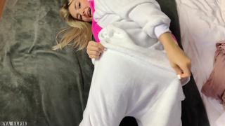 Восемнадцатилетняя сестренка трахнулась с русским братом за спиной у мамки