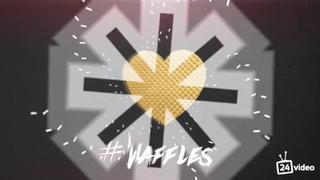 Громко стонет от удовольствия, сношая пизду о конец