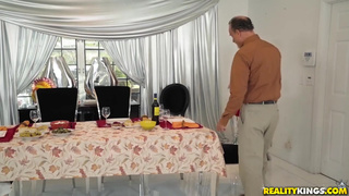 Милфа с дочкой поделили на кухне пацана