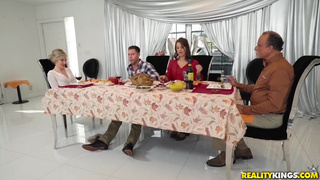 Милфа с дочкой поделили на кухне пацана