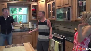 Сынок оприходовал мамашу в позе раком на кушетке