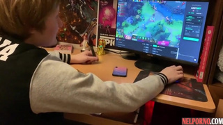 Мужичек спустил трусики и чпокнул в попку русскую подружку, пока та играла