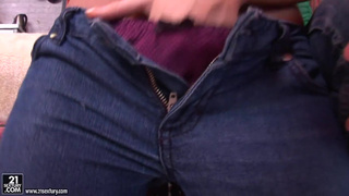 Русские лесбухи шпилят попки резиновым вибратор