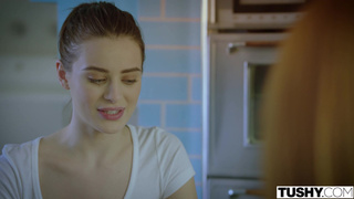 Малолетка первый раз села своей тугой попочкой на половой стояк