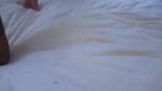 Жене заткнули ротик и наполнили сливками перед куколдом