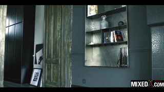 Любовник нагнул на четвереньках роскошную женщину и отменно чпокнул в задницу