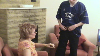 Русские сыновья жестко отжарили очкастую зрелку в капронках