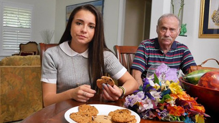 Старик в кепке жарит юную красавицу из службы опеки