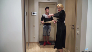 Русский секс с доставщиком пиццы и взрослой хозяйкой