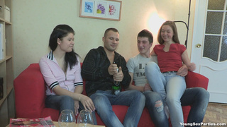 Выпившие студентки принялись сосать хуи