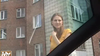 Русская студентка катается в машине и облизывает у парней