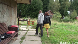 Наивной мужичек чпокнул на даче русскую потаскуху