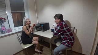 Питерская блонда посасывает пенис и дает в анал парню своей подруги