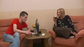 Милая давалка флиртует с пошлым парнем когда пьет