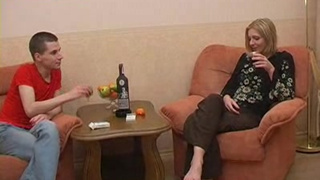 Милая давалка флиртует с пошлым парнем когда пьет