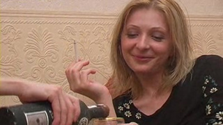 Милая давалка флиртует с пошлым парнем когда пьет