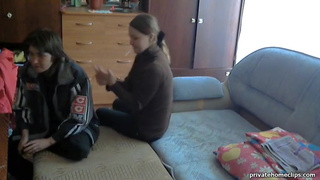 Две барышни ласкают большой хуй своего друга