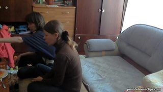 Две барышни ласкают большой хуй своего друга