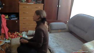 Две барышни ласкают большой хуй своего друга