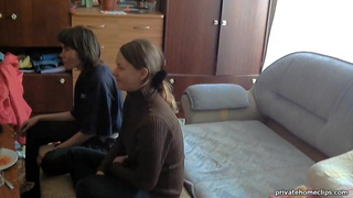 Две барышни ласкают большой хуй своего друга