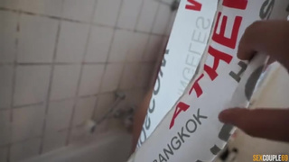 Мастурбирует хер ногами в ванной