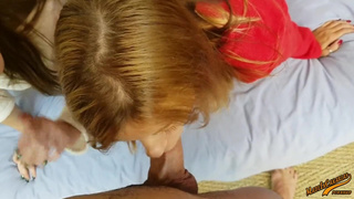 Две подружки ласкают один хер и дают в анал