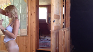 Мужик выебал на четвереньках миловидную подругу на даче