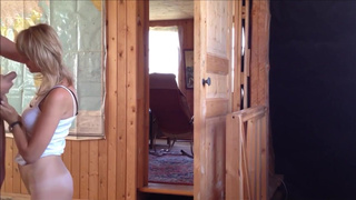 Мужик выебал на четвереньках миловидную подругу на даче