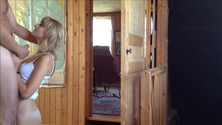 Мужик выебал на четвереньках миловидную подругу на даче