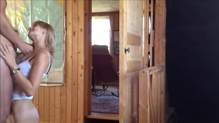 Мужик выебал на четвереньках миловидную подругу на даче