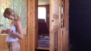 Мужик выебал на четвереньках миловидную подругу на даче