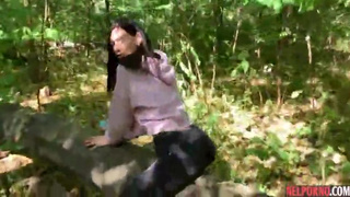 Соблазнил красивую русскую телку и обильно кончил ей в ротик на природе