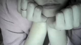 Русская одинокая чика сидит в лёгком халатике перед камерой